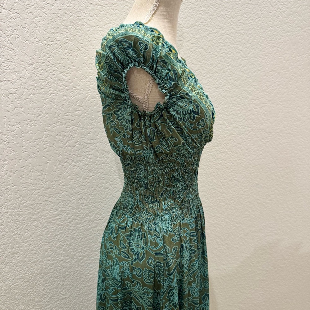 Green Paisley Maxi Dress with V-Neck and Elastic Waist and Sleeveless Design. - Picture 4 of 7